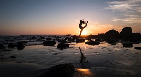 Sadhguru demystifies the path of karma yoga and explains how one can use their actions to either liberate or to bind themselves. Karma Yoga ou l'action désintéressée