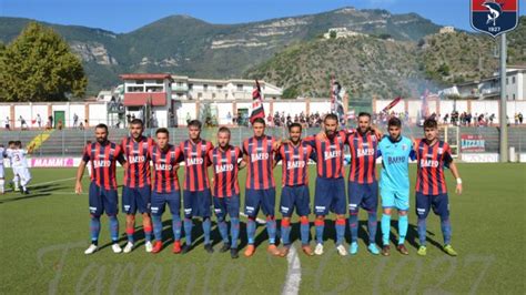 I bitiani sono atterrati su taranto: Taranto calcio, i calciatori rossoblù nei punti vendita ...