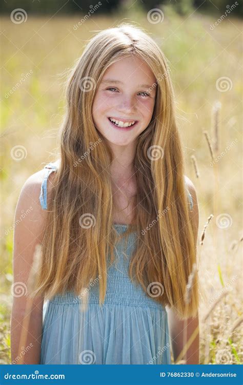 Retrato De Una Niña Rubia Joven Hermosa Foto De Archivo Imagen De