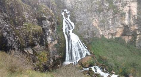 Yapılacak şeyler arıyorsanız, turistlerin en beğendiği gezilecek yerlerden olan salto de la novia'ya (0, 6 km) uğrayabilirsiniz. La Cascada de la Novia. El rio la recuerda | Más Leyendas
