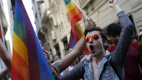 Istanbul La Police Tire Des Balles En Caoutchouc Pour Arr Ter La Gay
