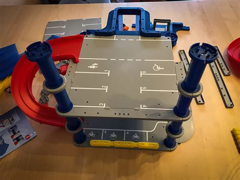 The spacious plastic garage can be precisely positioned using the relocating arm, while front and rear support feet guarantee the required stability. SIKUWORLD Parkgarage - SIKU Parkhaus Test - 5505 | rad-ab.com