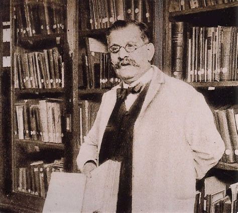 Magnus Hirschfeld In Der Bibliothek Des Instituts Für