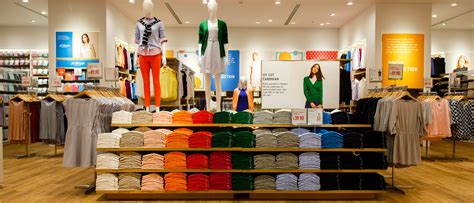 Uniqlo has an easy to wear preppy look, and when it gets cold those cardigans can look pretty we're here to answer the question: Il minimal cool di UNIQLO è pronto a sbarcare a Milano ...