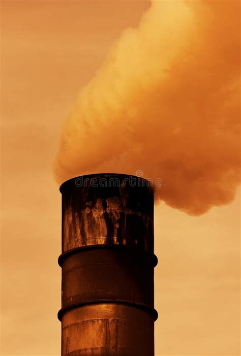 Vecchia Fabbrica Che Inquina L Atmosfera Con Fumo E Smog Immagine Stock