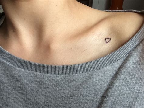 Tattoo Little Heart Shape On Collarbone Placement Tatuajes De Hueso