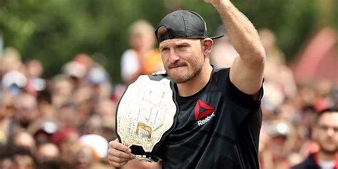Cleveland S Stipe Miocic Gets Knocked Out Of His UFC Champion Reign