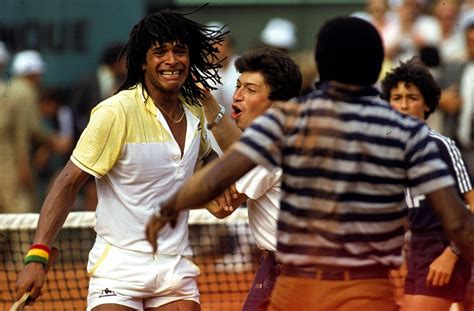 Remise de la coupe par marcel bernard, noah pleure, brandit le trophée. TENNIS : Roland Garros 1983 - Finale - 05/06/1983 - Café ...