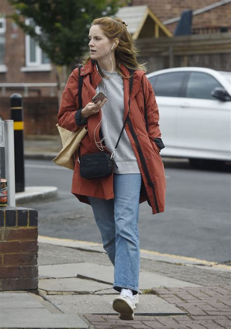 Sophie Rundle Out Shopping In London 06 08 2020 Hawtcelebs