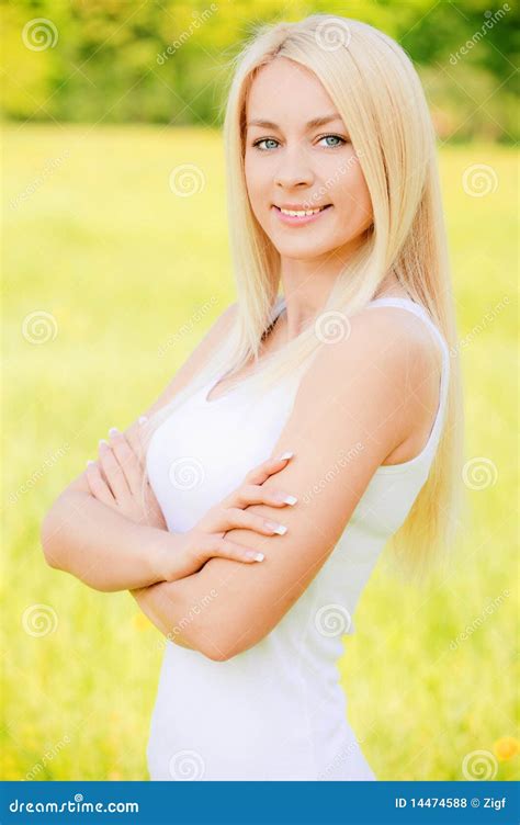 retrato da mulher de sorriso nova foto de stock imagem de alegre encantador 14474588