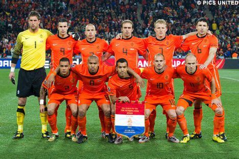 De thuiswedstrijden worden doorgaans gespeeld in amsterdam, rotterdam of eindhoven. This is a picture of the Dutch national football team. The ...