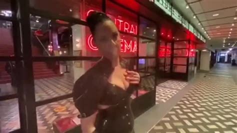 Lady Bellatrix Walks The Streets Of London In Latex Xxx Mobile Porno Videos And Movies Iporntvnet