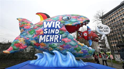 Rosenmontag Olaf Scholz als Faultier Bilder vom Karneval in Köln und