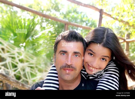 América Hispana Padre E Hija Adolescente Abrazo Al Aire Libre Del Parque México Fotografía De
