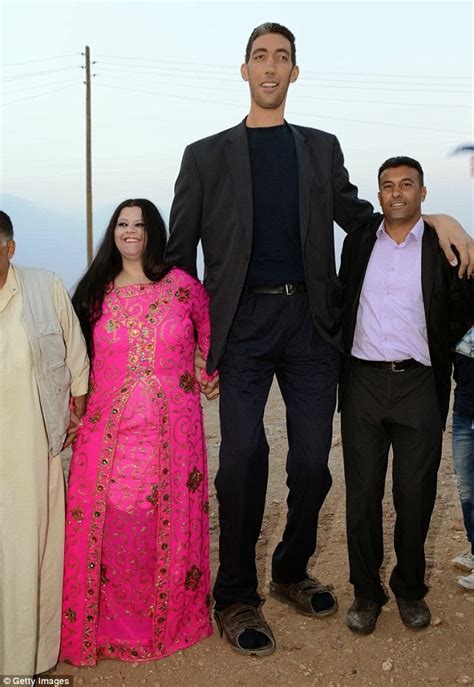 PHOTOS World S Tallest Man Ft In Sultan Kosen Marries