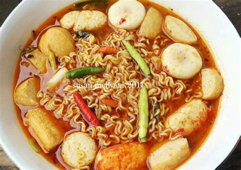 50 gm daging lembu 5 gm sotong 50 gm udang 7 cawan air rebusan ayam 6 helai daun limau purut 10 biji cili api 2 batang serai. Resep Suki kuah tomyam oleh Susan Mellyani - Cookpad