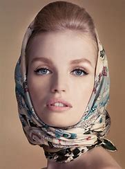 Résultat d’images pour les actrices dans les années 60 et les foulards 