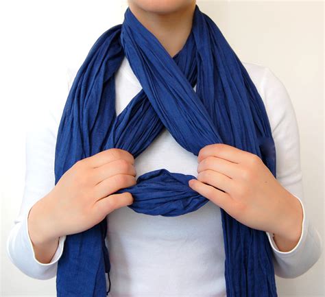 chic way to tie a scarf