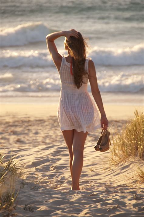 Девушка в платье пляж 90 фото
