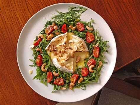 Gebackener Camembert an Honig - Senf - Sauce mit Rucola-Tomaten- Salat von