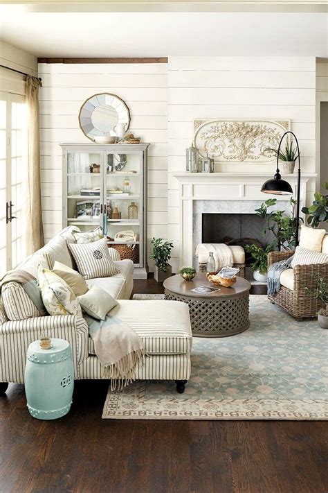 21 Thinks We Can Learn From This Farmhouse Living Room Home