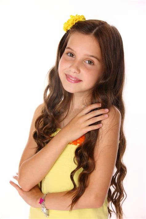 retrato de uma menina moreno bonita feliz da criança com cabelo longo chique foto de stock