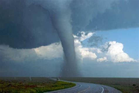 Giant, persistent thunderstorms called supercells spawn the most destructive tornadoes. 5. Wat is het verschil tussen een tornado en een orkaan ...