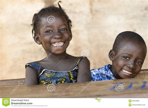 Symbole De Bonheur Couples Des Enfants Africains Riant De L Cole Photo Stock Image Du