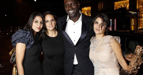 Omar sy and wife, hélène sy (image source) omar sy may be very outgoing or dramatic on the screens but this does not mean his life is the same. Omar Sy, très bien entourée aux côtés de sa femme Hélène ...