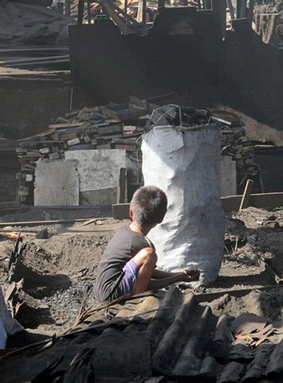 Making Charcoal In Ulingan Slum The Philippines In Pictures Global
