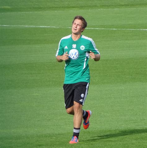 Kevin pannewitz kann sich den ball im spiel gegen koblenz in seelenruhe zurechtlegen. 1Pannewitz2 - VfL Wolfsburg