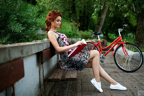 デスクトップ壁紙 ベンチ 自転車 座っている モデル 赤毛 屋外の女性 x WallpaperManiac