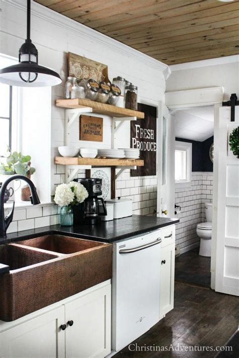This Farmhouse Kitchen Is Decorated For Spring And Summer Love The
