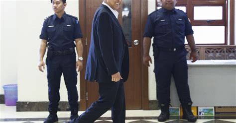 زعيم المعارضة الماليزية يتنحى إثر ضغوط وتغيير ولاءات أخبار سياسة الجزيرة نت