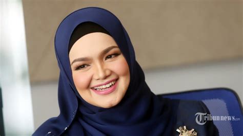 Born 11 january 1979) is a malaysian singer, songwriter, actress and businesswoman with more than 300 local and international awards. Chord Bukan Cinta Biasa - Siti Nurhaliza, Kunci Gitar ...