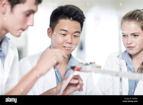 Students In Physics Class Working Together Stock Photo Alamy