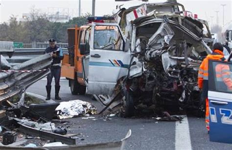 Home pietro genovese incidente oggi a ponte milvio (roma), morte gaia von. Roma, incidente sul Gra oggi giovedì 6 dicembre 2018