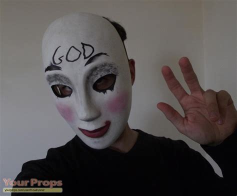Die maske ist aus schwarzem kunststoff gefertigt und mit blutflecken überzogen. The Purge: Anarchy GOD Purge mask replica replica movie prop