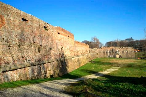 Mura's family stemmed from a rural fire nation village. "Gira le mura!", dal torrione Vernier al Torrion Piccolo ...