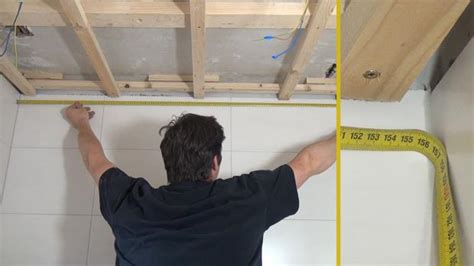 Die Holzdecke: Nut-Feder-Deckenpaneele verlegen - Anleitung @ diybook.at