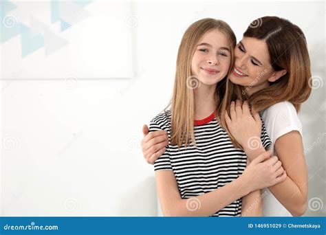 Me Feliz Que Abraa Sua Filha Do Adolescente Imagem De Stock Imagem