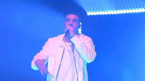 Watch Drake Perform One Dance On Snl Pitchfork