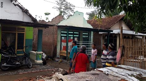 Rumah warga di sana rusak setelah diterjang angin puting beliung. Puluhan Rumah di Jombang Rusak Diterjang Angin Puting ...