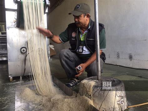 Oleh yang demikian, adalah dinasihatkan kepada peniaga dan pengguna lebih peka dengan pembungkus makanan yang akan digunakan untuk membungkus makanan kita. Pijak kelapa diproses, mi dibiarkan di atas lantai