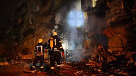 Нічний обстріл Києва палаючі будинки і поранені BBC News Україна
