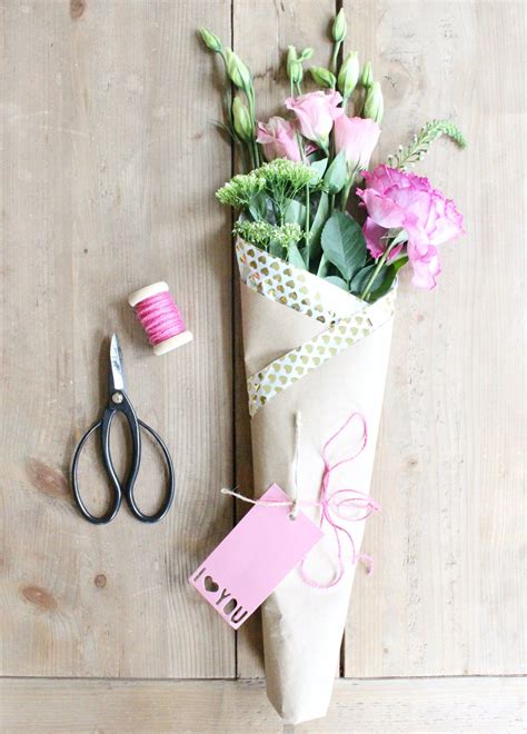 You can go for customized packaging and logo printing while placing bulk orders. DIY: Paper Wrapped Bouquet | How to wrap flowers, Flower ...