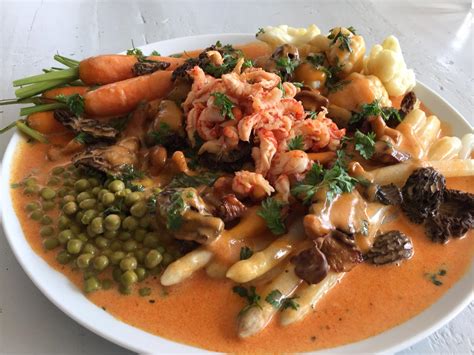 Möhren putzen, schälen und klein schneiden, blumenkohl waschen und in. Leipziger Allerlei mit Gnocchi - Rezept - kochbar.de
