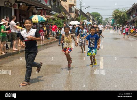 Enfants Lao Jouant Banque D Image Et Photos Alamy