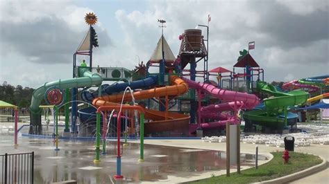 Crowds Descend Upon Texas Waterpark On Memorial Day Weekend