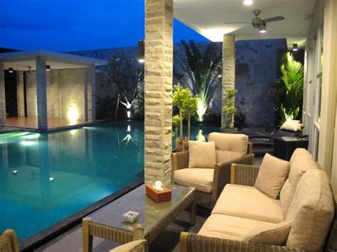 Dengan area outdoor mempesona berkat desain taman yang teliti dan mengutamakan detil. RUMAH DIJUAL: Rumah di Depok mewah dgn kolam renang